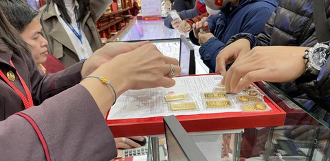 Giá vàng vượt mốc 190 triệu đồng/lượng, hàng triệu người dân đang giữ vàng băn khoăn: Từ 9/2, vàng nhẫn, vàng miếng mất hóa đơn có bán được không? - Ảnh 3. Giá vàng vượt mốc 190 triệu đồng/lượng, hàng triệu người dân đang giữ vàng băn khoăn: Từ 9/2, vàng nhẫn, vàng miếng mất hóa đơn có bán được không? - Ảnh 3.