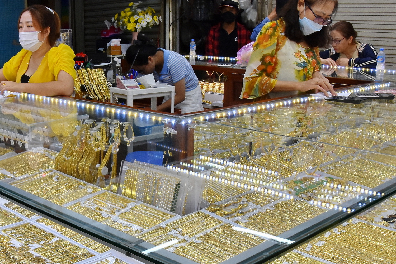 Giá vàng hôm nay 29-1: Tăng vọt gần 300 USD/ounce, lập đỉnh lịch sử mới - Ảnh 1.