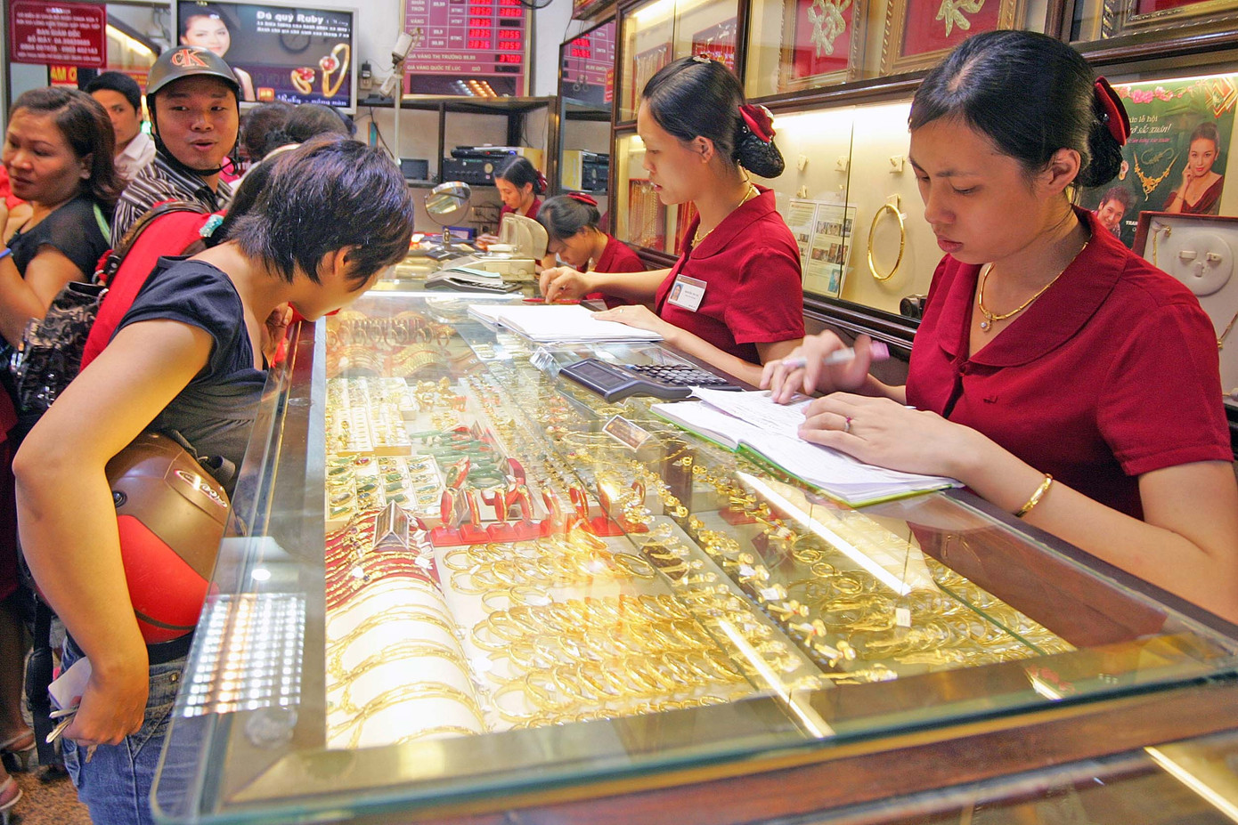 Giá vàng vượt 190 triệu đồng/lượng - Ảnh 1.