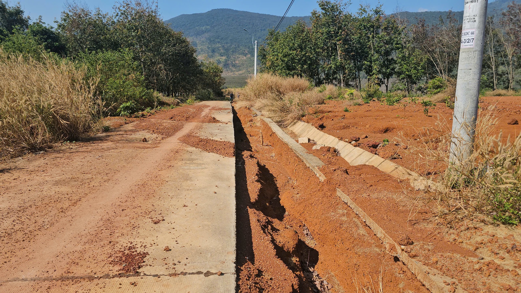 Dự án 60 tỉ đồng ở Quảng Ngãi xuống cấp nghiêm trọng sau khi hoàn thành - Ảnh 3. Dự án 60 tỉ đồng ở Quảng Ngãi xuống cấp nghiêm trọng sau khi hoàn thành - Ảnh 3.
