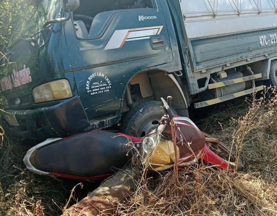 Xe tải tự trôi tông vào mẹ con , cháu nhỏ tử vong thương tâm tại Đắk Lắk - Ảnh 1. Xe tải tự trôi tông vào mẹ con , cháu nhỏ tử vong thương tâm tại Đắk Lắk - Ảnh 1.