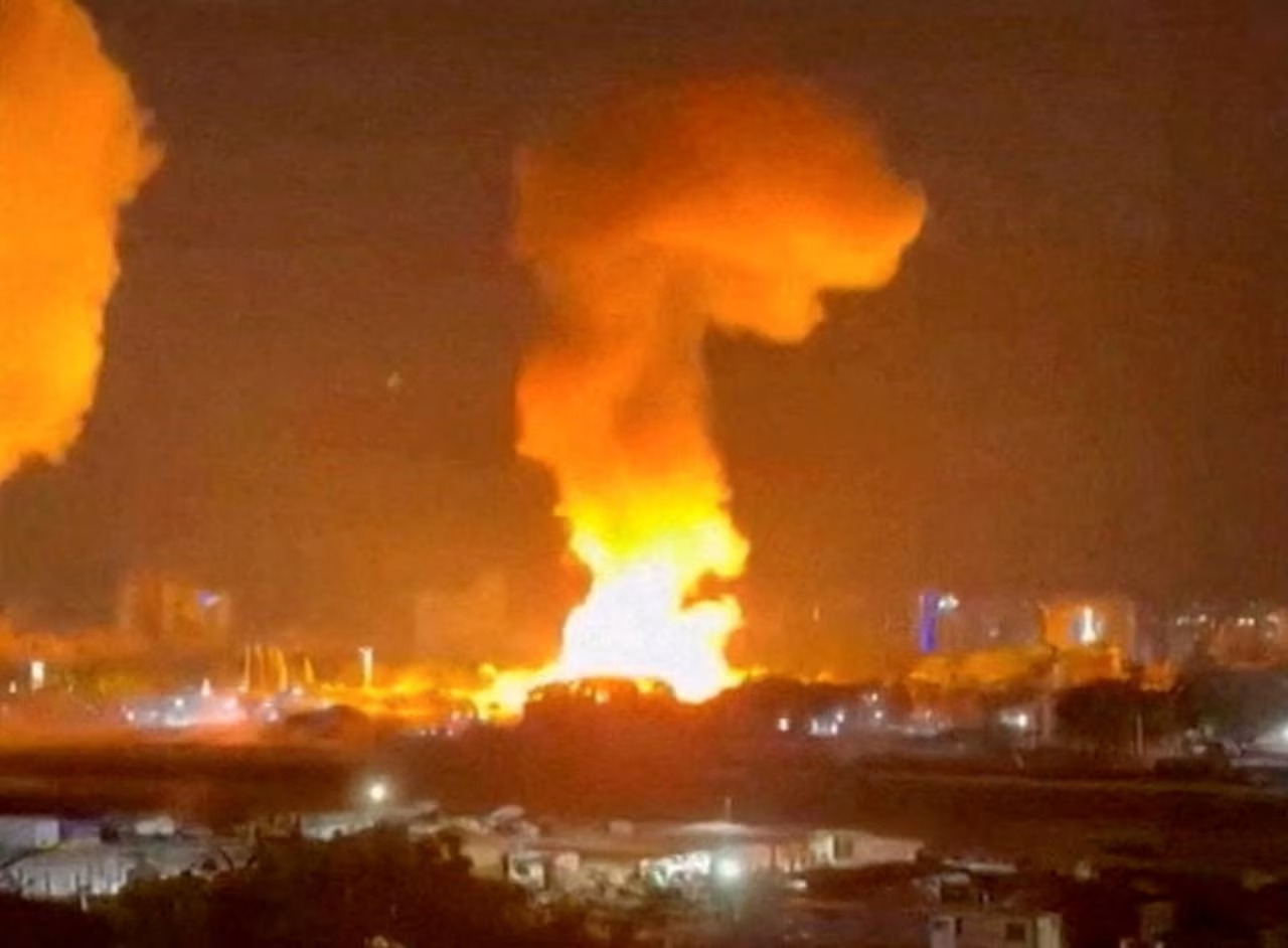 Mới nhất: Ông Trump đăng ảnh ông Maduro trên tàu USS Iwo Jima - Ảnh 6.