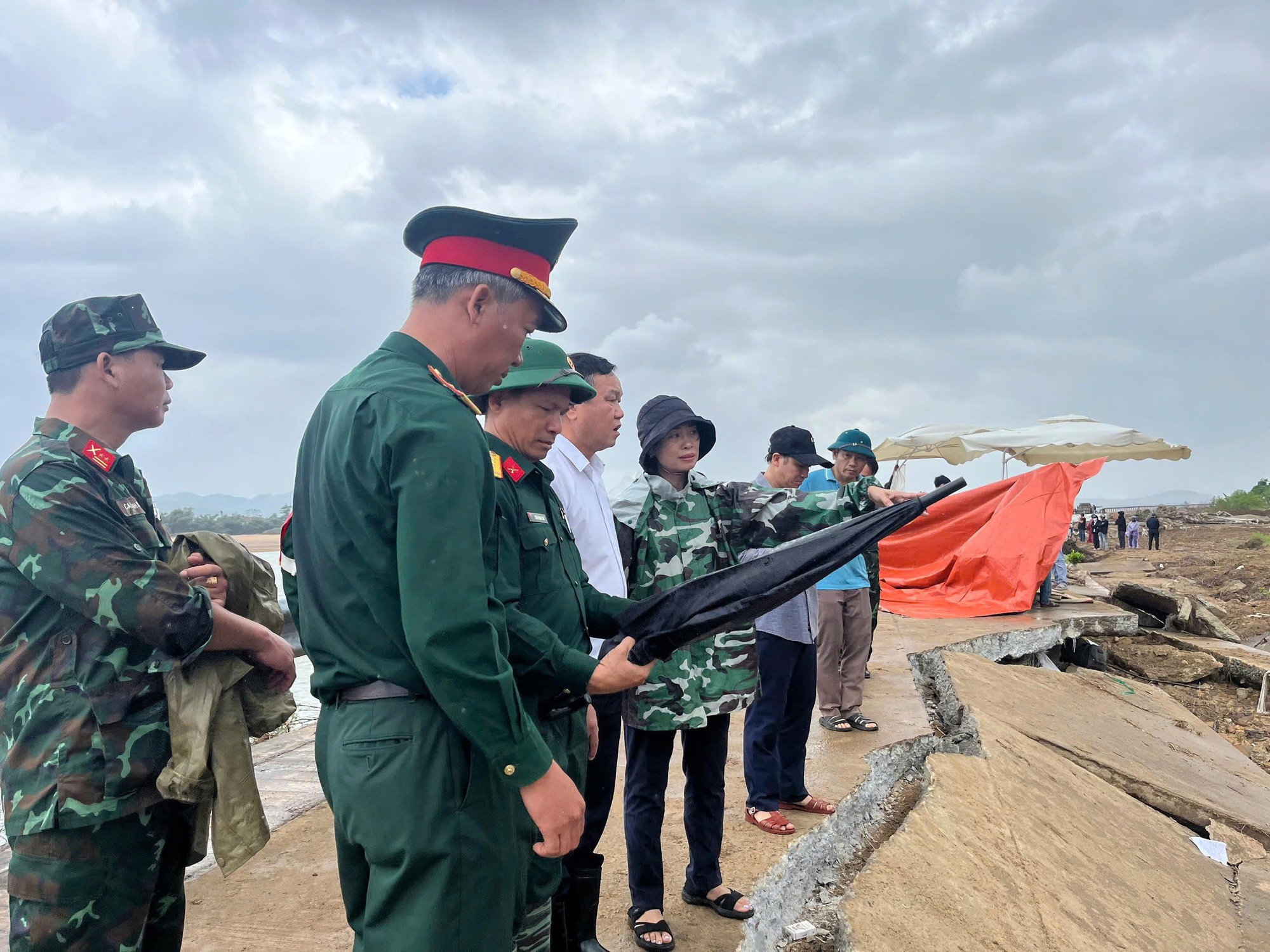 Điều tra nguyên nhân vụ sập bờ kè Đắk Lắk khiến 4 người tử vong - Ảnh 1. Điều tra nguyên nhân vụ sập bờ kè Đắk Lắk khiến 4 người tử vong - Ảnh 1.