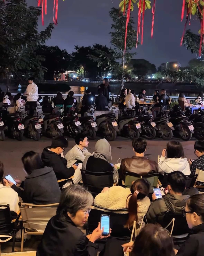 Tết Dương lịch “ăn nên làm ra”: Quán cafe, photobooth, thời trang doanh thu tăng 2-3 lần, xe ôm công nghệ kiếm 1,5 triệu/5 tiếng - Ảnh 1. Tết Dương lịch “ăn nên làm ra”: Quán cafe, photobooth, thời trang doanh thu tăng 2-3 lần, xe ôm công nghệ kiếm 1,5 triệu/5 tiếng - Ảnh 1.