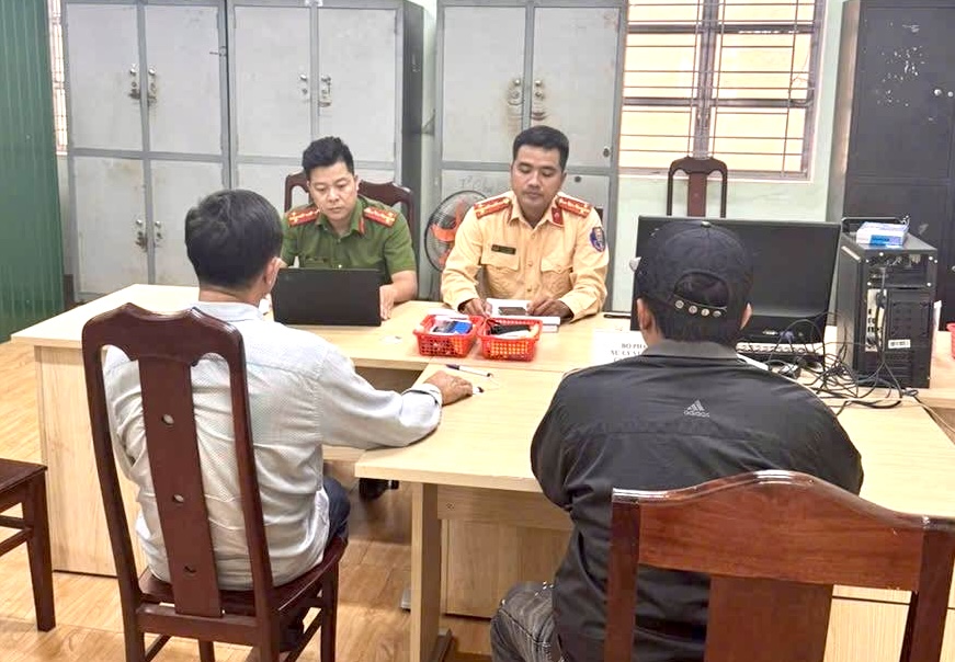 Hai xe 16 chỗ chặn đầu xe kh&aacute;ch v&igrave; tranh gi&agrave;nh kh&aacute;ch ở Gia Lai - Ảnh 2.