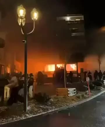 Nhân chứng kể lại khoảnh khắc kinh hoàng trong vụ cháy quán bar Thụy Sĩ - Ảnh 3. Nhân chứng kể lại khoảnh khắc kinh hoàng trong vụ cháy quán bar Thụy Sĩ - Ảnh 3.