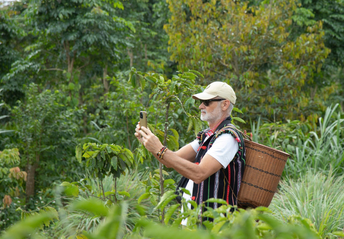 Khách Tây thích thú trải nghiệm xe công nông 'Lamborghini Ê Đê' - Ảnh 6.