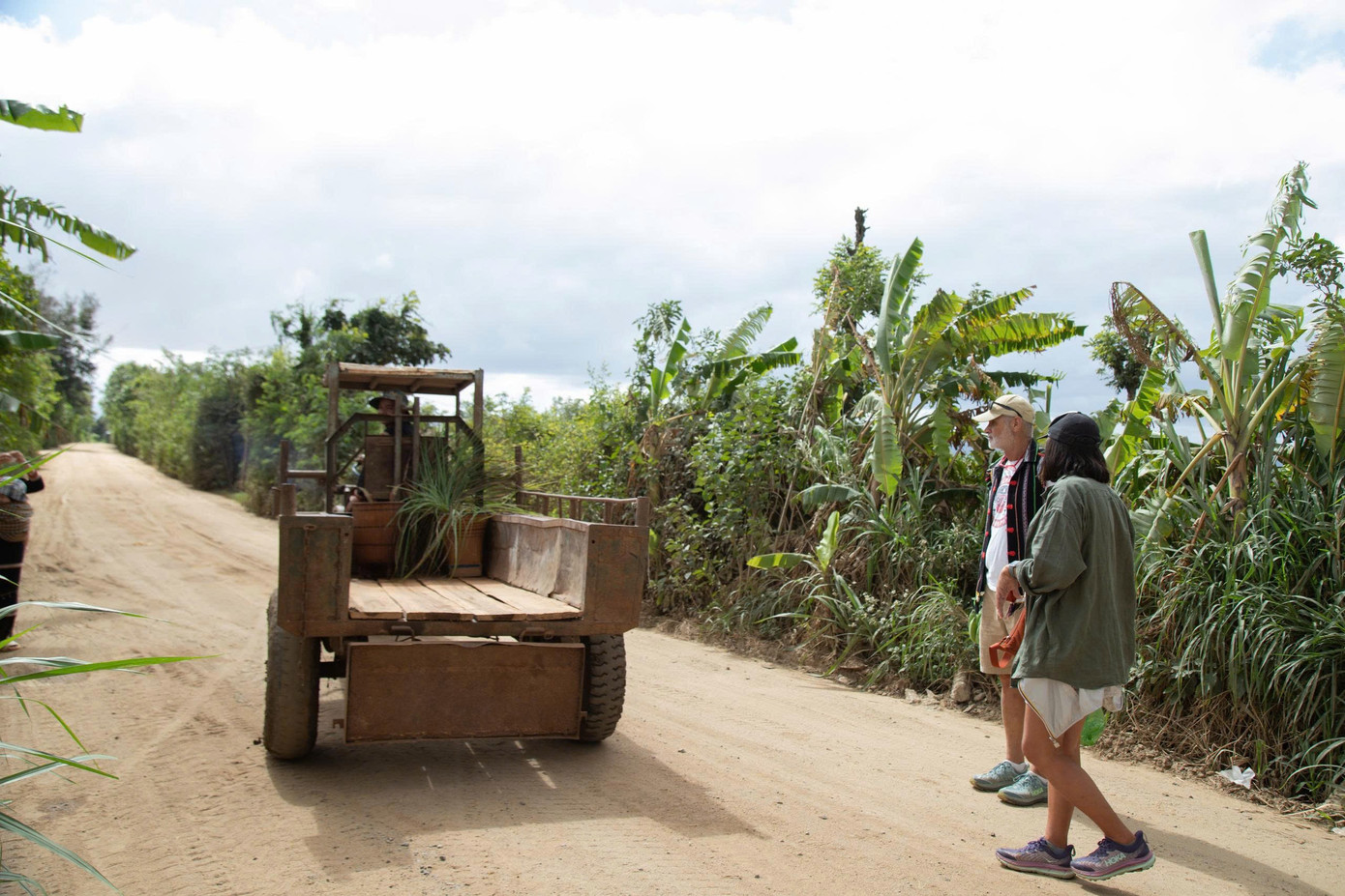 Khách Tây thích thú trải nghiệm xe công nông 'Lamborghini Ê Đê' - Ảnh 3.