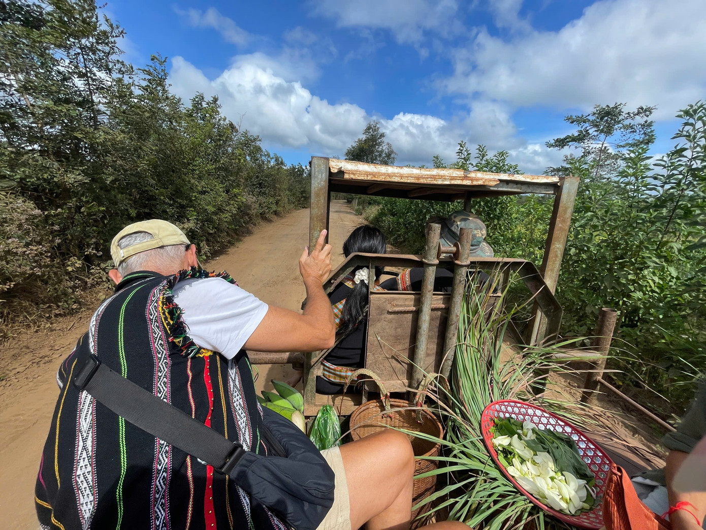 Khách Tây thích thú trải nghiệm xe công nông 'Lamborghini Ê Đê' - Ảnh 4.