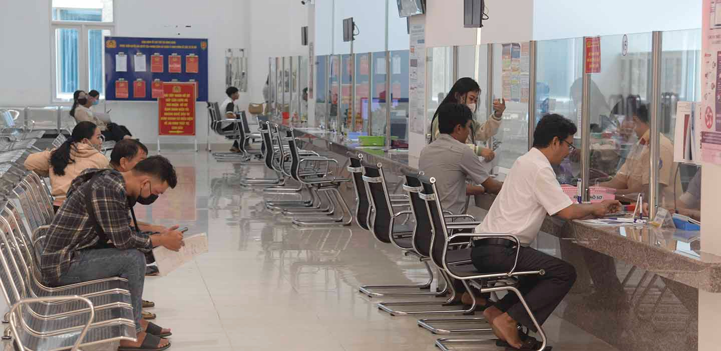 Chủ tịch UBND tỉnh Đồng Tháp ký quyết định quan trọng về thủ tục hành chính - Ảnh 1. Chủ tịch UBND tỉnh Đồng Tháp ký quyết định quan trọng về thủ tục hành chính - Ảnh 1.