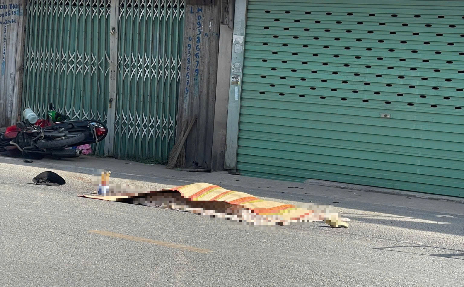 Xe container cán người phụ nữ tử vong ở TPHCM , tài xế bỏ chạy một đoạn xa - Ảnh 1. Xe container cán người phụ nữ tử vong ở TPHCM , tài xế bỏ chạy một đoạn xa - Ảnh 1.