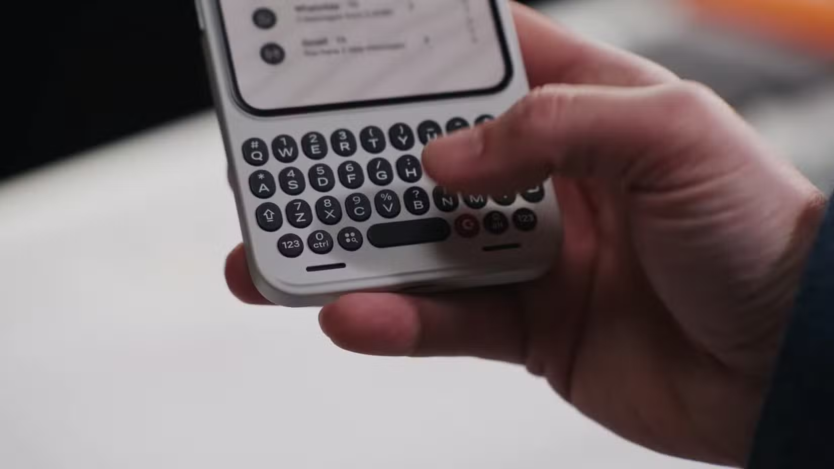 Clicks Communicator điện thọai phím cứng mới chạy Android , tối giản cho người dùng đam mê - Ảnh 2. Clicks Communicator điện thọai phím cứng mới chạy Android , tối giản cho người dùng đam mê - Ảnh 2.