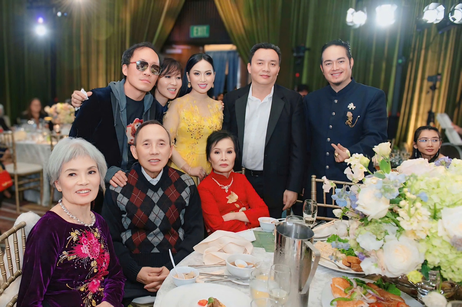 Nữ ca sĩ "giàu nhất Việt Nam" tổ chức tiệc mừng 60 năm ngày cưới cho bố mẹ chồng tỉ phú - Ảnh 4. Nữ ca sĩ "giàu nhất Việt Nam" tổ chức tiệc mừng 60 năm ngày cưới cho bố mẹ chồng tỉ phú - Ảnh 4.