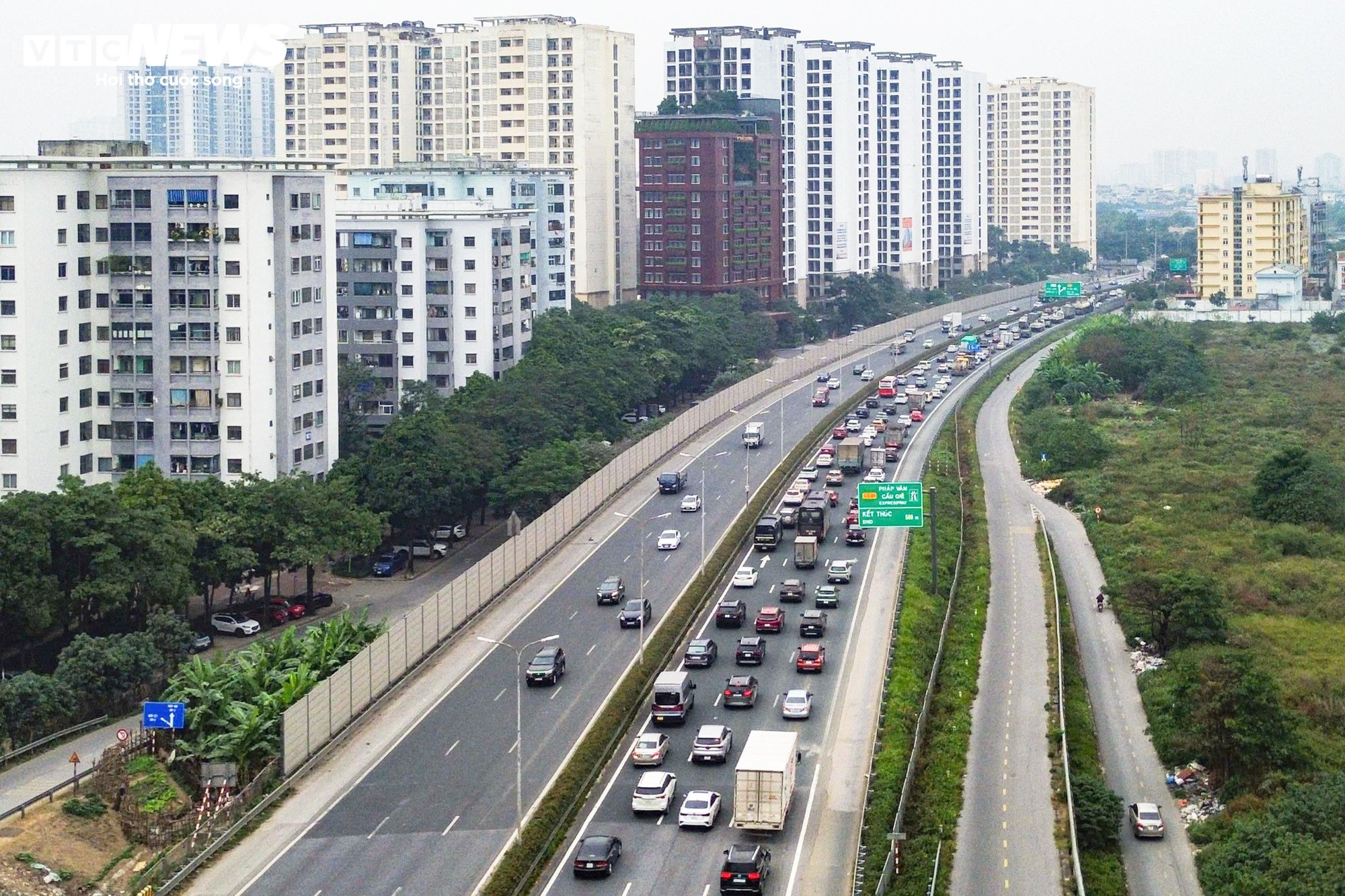 Người d&acirc;n &ugrave;n &ugrave;n trở lại H&agrave; Nội giữa kỳ nghỉ Tết Dương lịch 2026 - Ảnh 1.