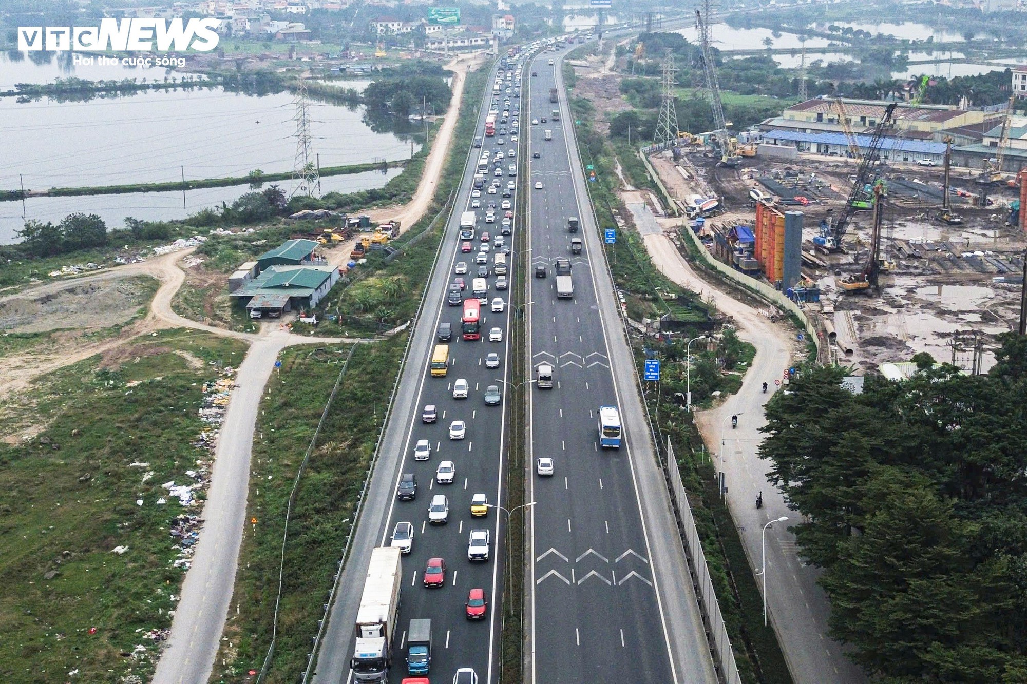 Người d&acirc;n &ugrave;n &ugrave;n trở lại H&agrave; Nội giữa kỳ nghỉ Tết Dương lịch 2026 - Ảnh 2.