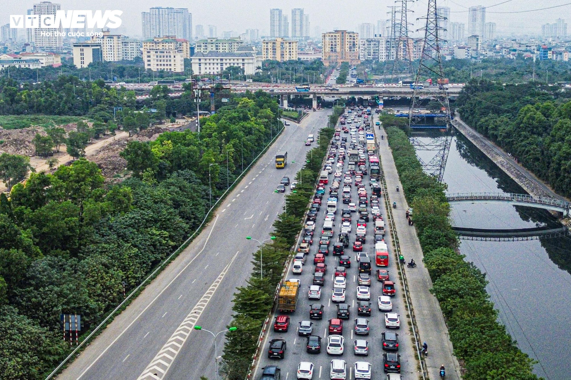 Người d&acirc;n &ugrave;n &ugrave;n trở lại H&agrave; Nội giữa kỳ nghỉ Tết Dương lịch 2026 - Ảnh 3.