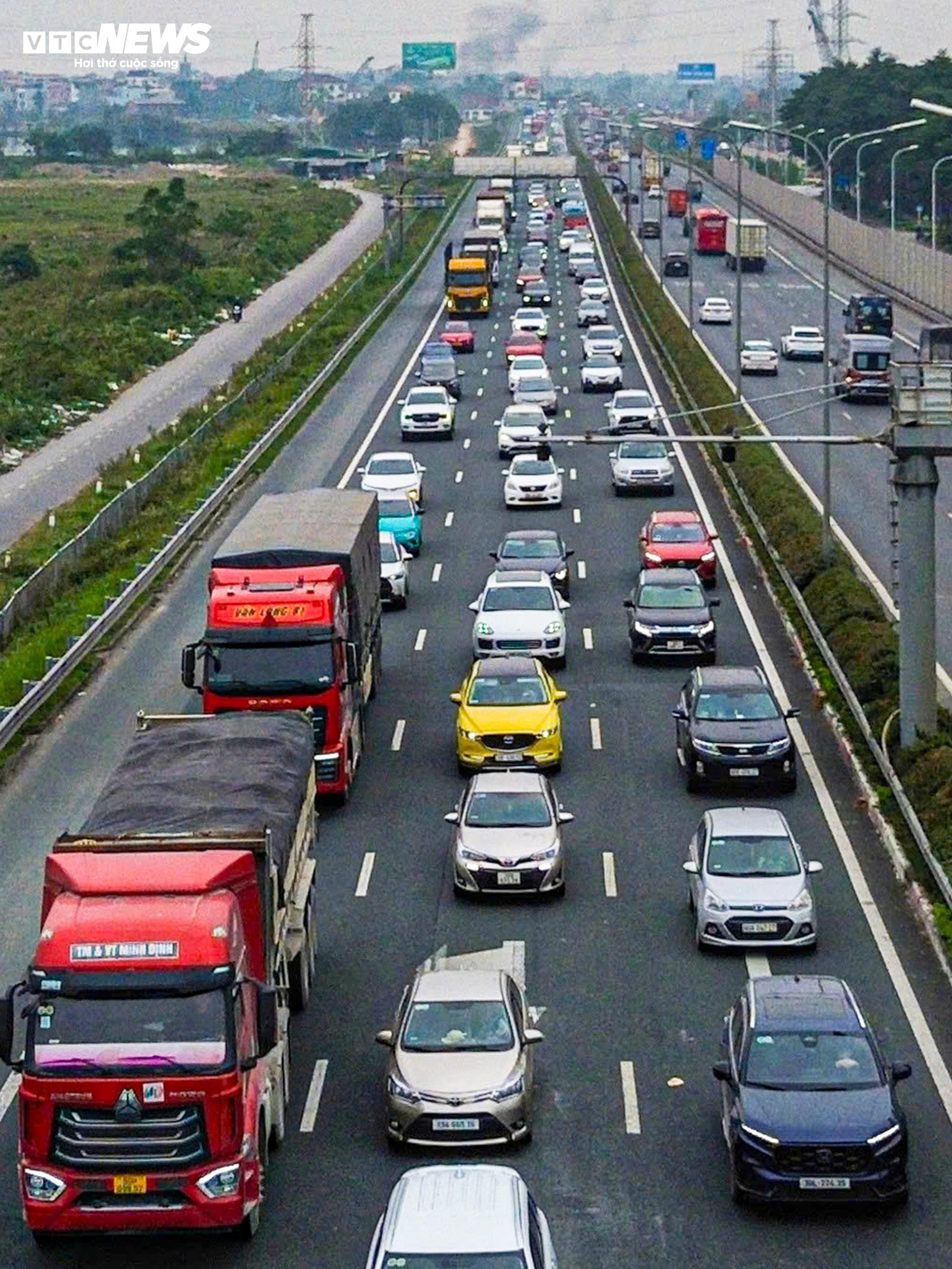 Người d&acirc;n &ugrave;n &ugrave;n trở lại H&agrave; Nội giữa kỳ nghỉ Tết Dương lịch 2026 - Ảnh 4.