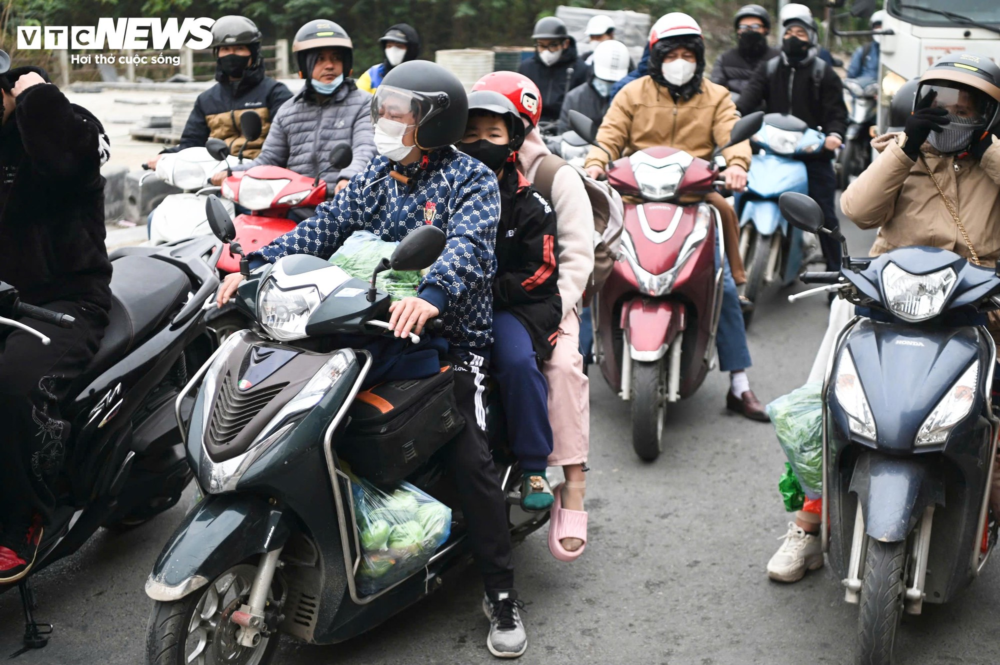 Người d&acirc;n &ugrave;n &ugrave;n trở lại H&agrave; Nội giữa kỳ nghỉ Tết Dương lịch 2026 - Ảnh 7.