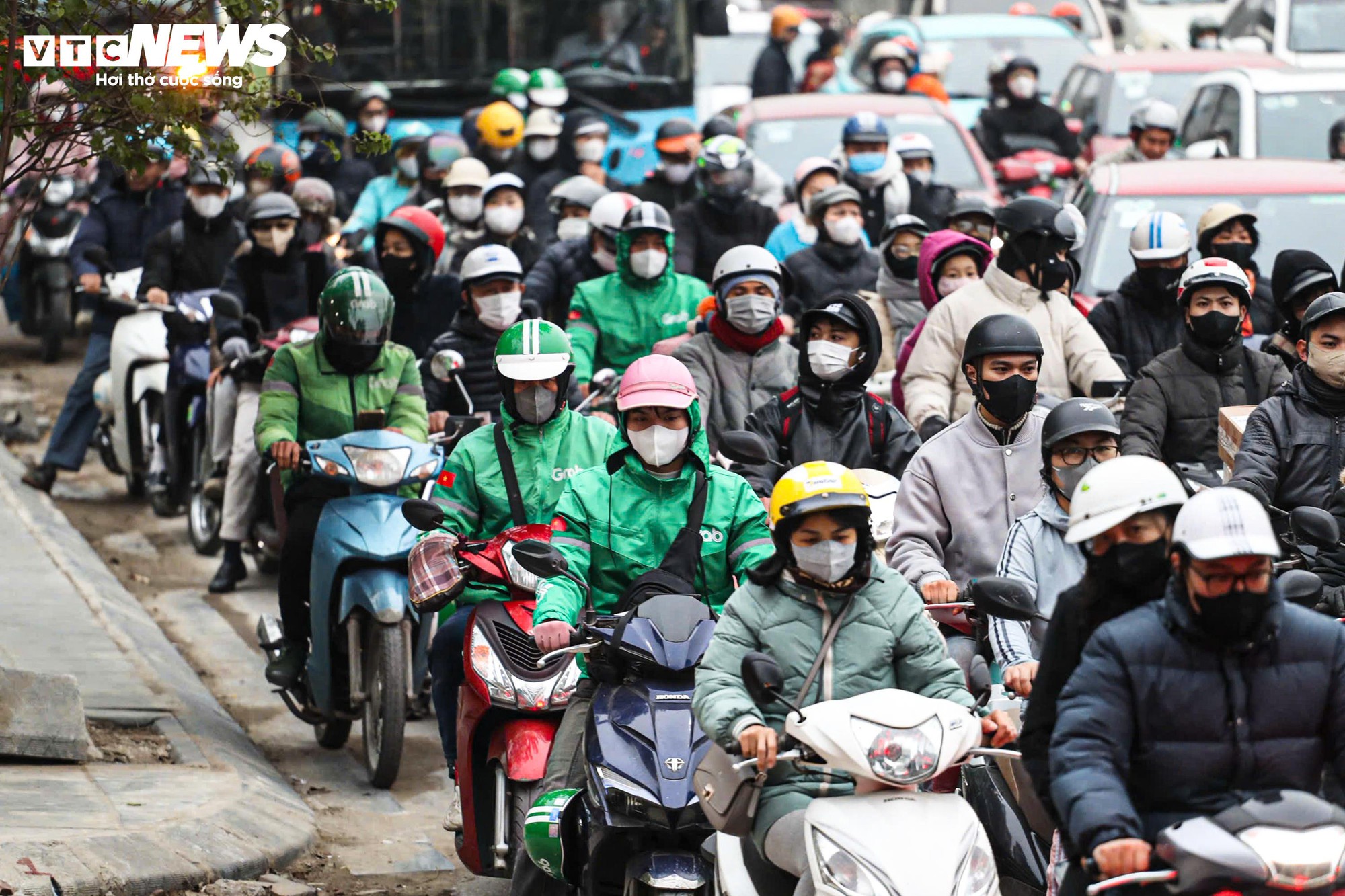 Người d&acirc;n &ugrave;n &ugrave;n trở lại H&agrave; Nội giữa kỳ nghỉ Tết Dương lịch 2026 - Ảnh 8.