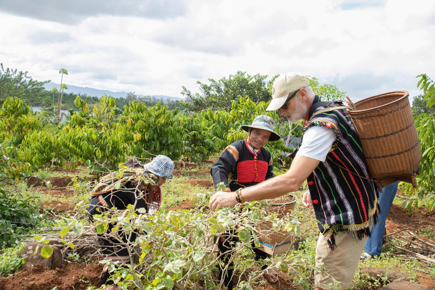 Khách Tây thích thú trải nghiệm xe công nông 'Lamborghini Ê Đê' - Ảnh 8.