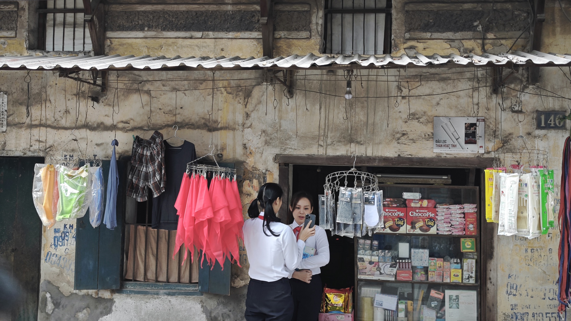 Điểm check-in lạ giữa H&agrave; Nội: Qu&aacute;n tạp h&oacute;a cũ gợi cả bầu trời tuổi thơ, th&aacute;i độ của b&agrave; chủ qu&aacute;n khi nhiều người t&igrave;m đến chụp ảnh- Ảnh 3.