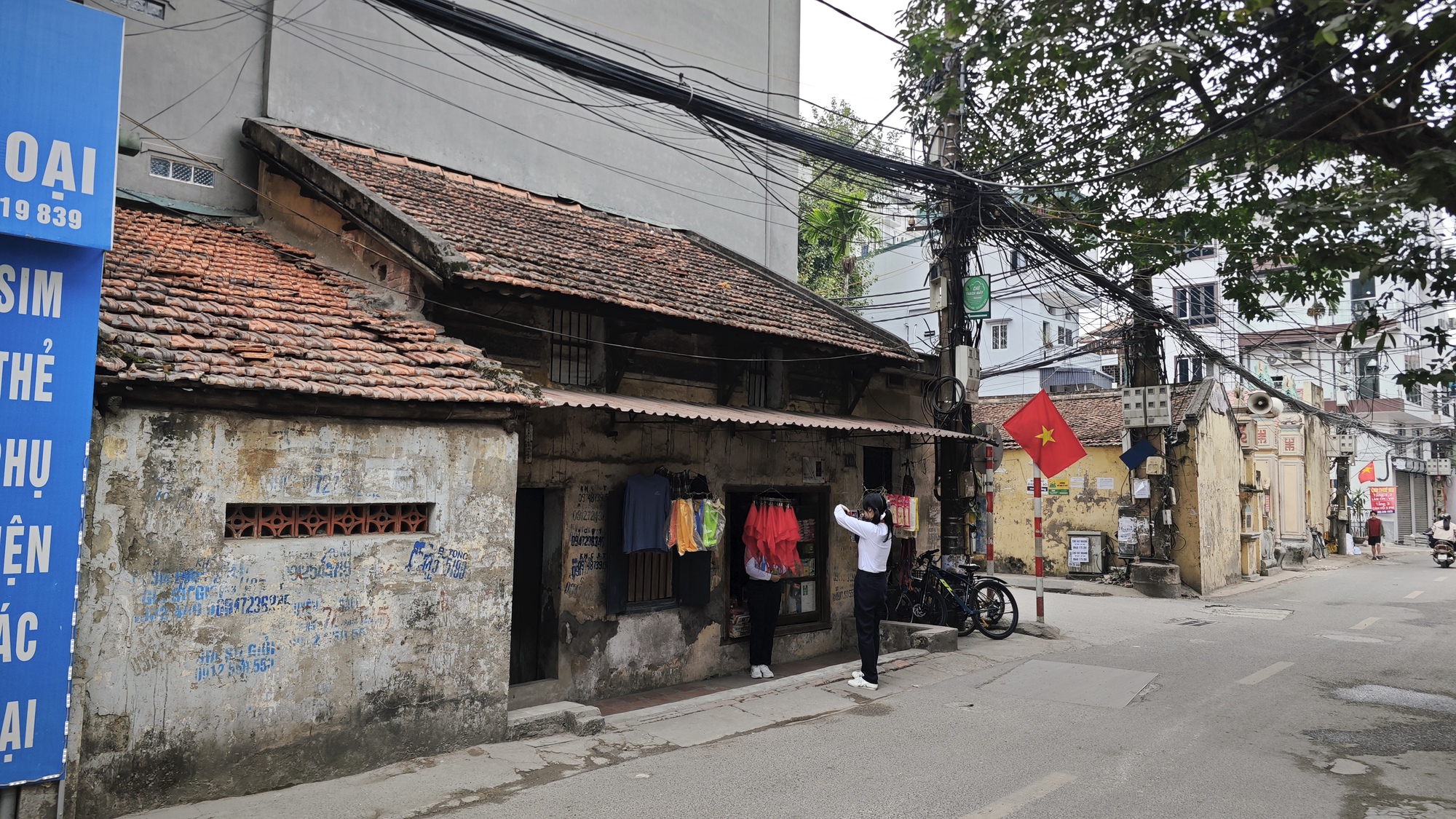 Điểm check-in lạ giữa H&agrave; Nội: Qu&aacute;n tạp h&oacute;a cũ gợi cả bầu trời tuổi thơ, th&aacute;i độ của b&agrave; chủ qu&aacute;n khi nhiều người t&igrave;m đến chụp ảnh- Ảnh 4.