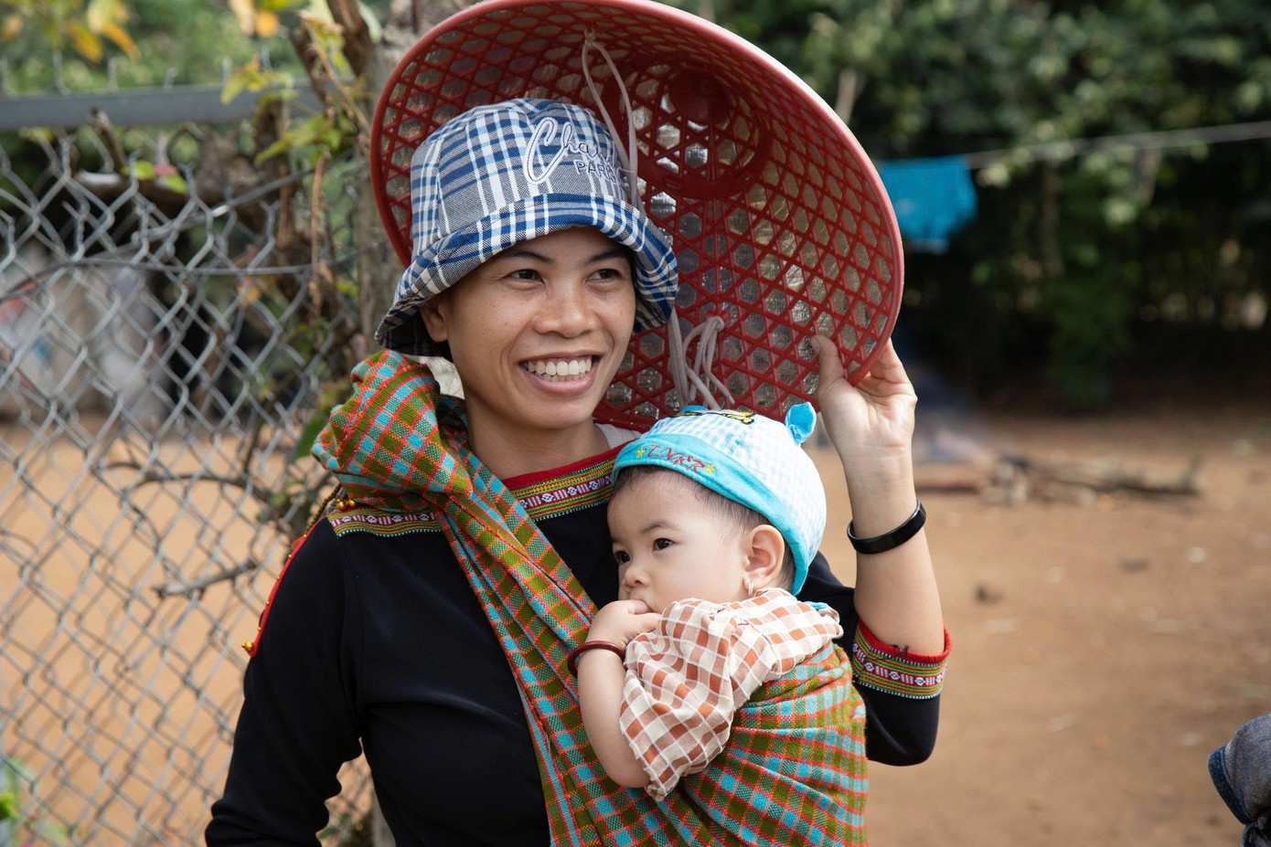 Khách Tây thích thú trải nghiệm xe công nông 'Lamborghini Ê Đê' - Ảnh 5.