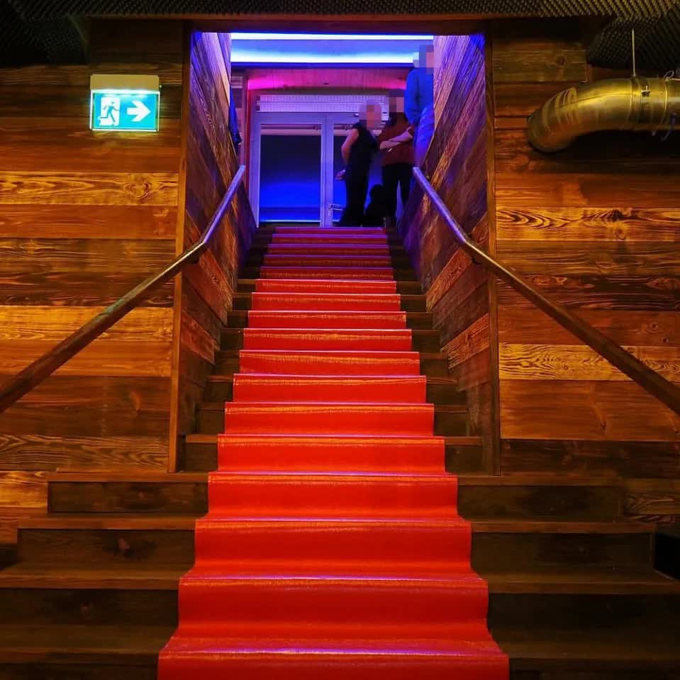 Nhân chứng kể lại khoảnh khắc kinh hoàng trong vụ cháy quán bar Thụy Sĩ - Ảnh 4. Nhân chứng kể lại khoảnh khắc kinh hoàng trong vụ cháy quán bar Thụy Sĩ - Ảnh 4.