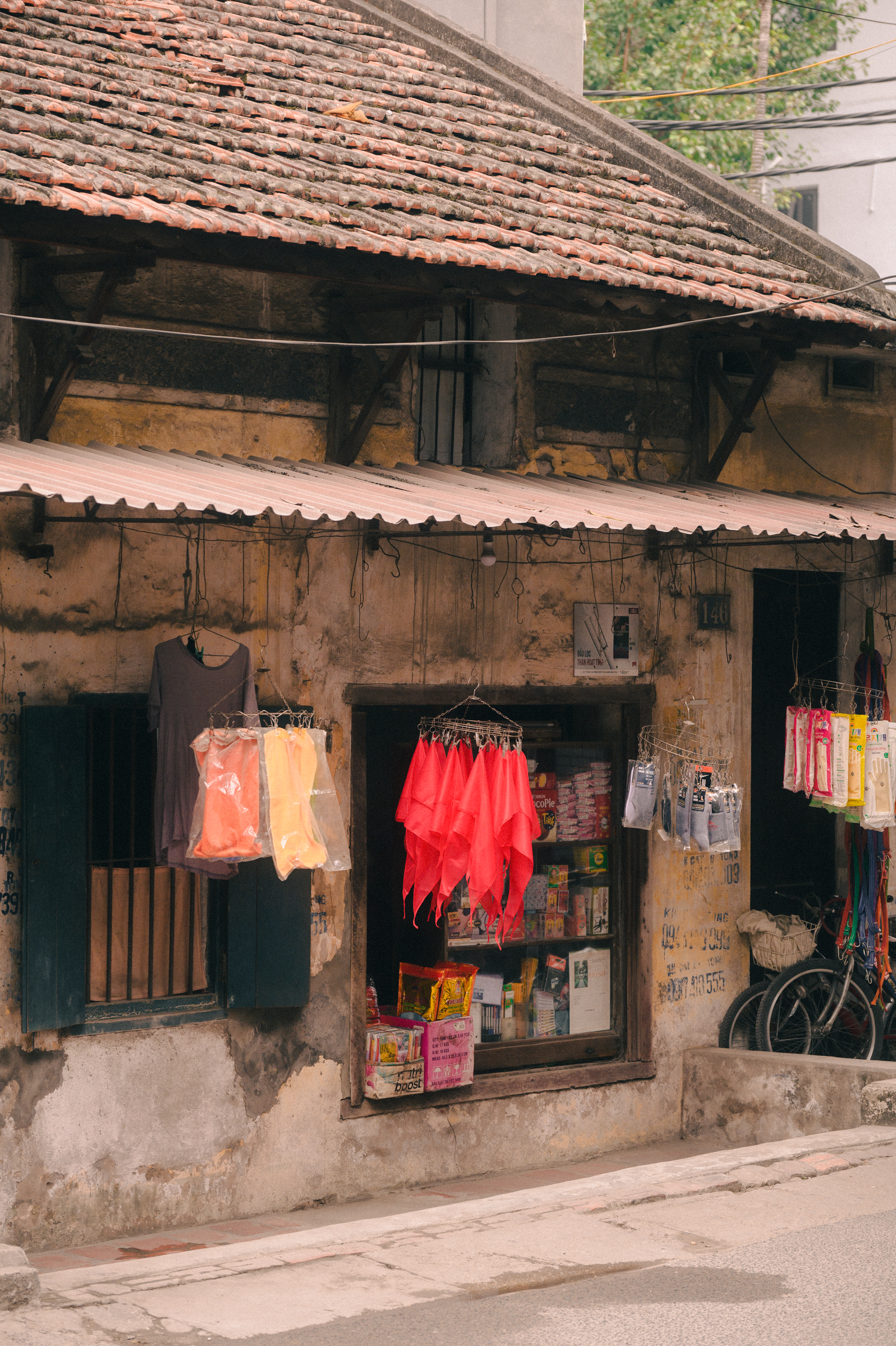 Điểm check-in lạ giữa H&agrave; Nội: Qu&aacute;n tạp h&oacute;a cũ gợi cả bầu trời tuổi thơ, th&aacute;i độ của b&agrave; chủ qu&aacute;n khi nhiều người t&igrave;m đến chụp ảnh- Ảnh 6.