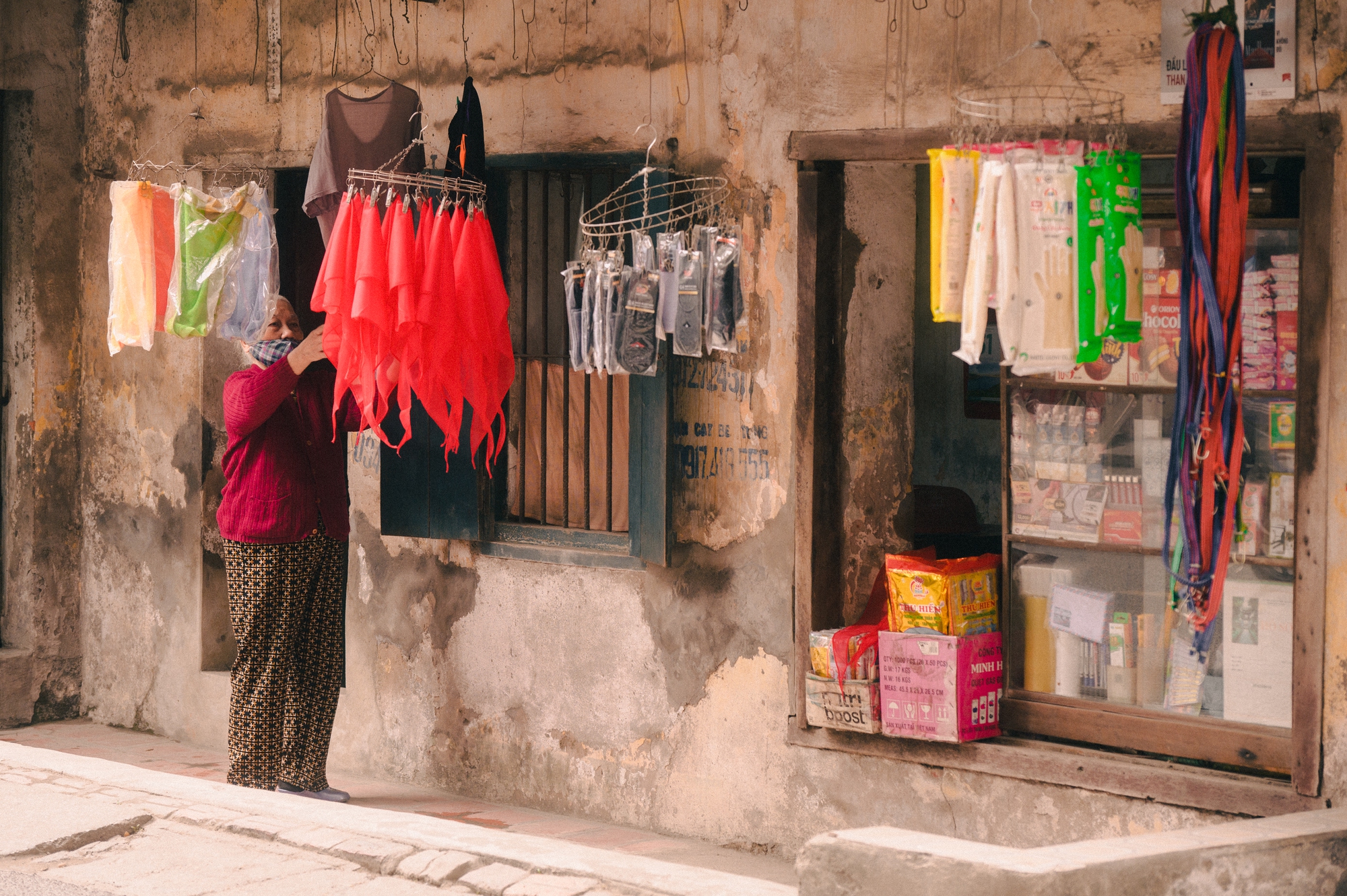 Điểm check-in lạ giữa H&agrave; Nội: Qu&aacute;n tạp h&oacute;a cũ gợi cả bầu trời tuổi thơ, th&aacute;i độ của b&agrave; chủ qu&aacute;n khi nhiều người t&igrave;m đến chụp ảnh- Ảnh 1.