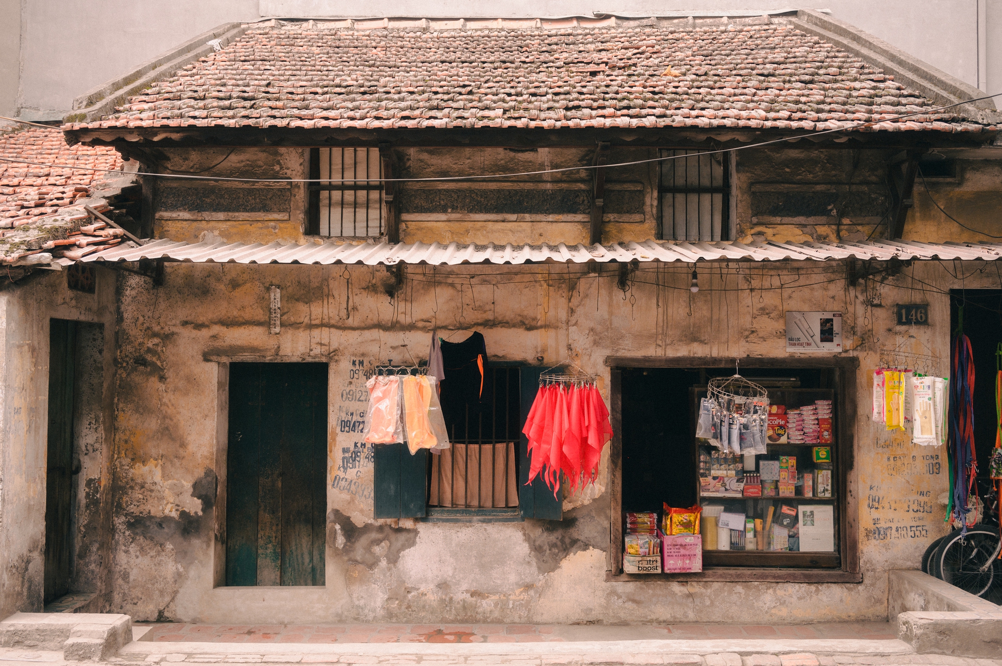 Điểm check-in lạ giữa H&agrave; Nội: Qu&aacute;n tạp h&oacute;a cũ gợi cả bầu trời tuổi thơ, th&aacute;i độ của b&agrave; chủ qu&aacute;n khi nhiều người t&igrave;m đến chụp ảnh- Ảnh 2.