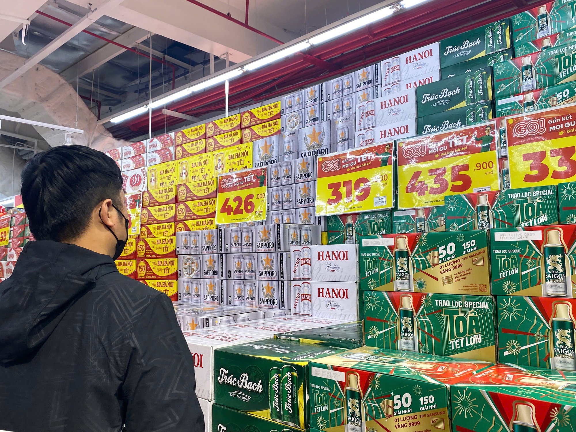 Bia Tết 2026 khuyến m&atilde;i hấp dẫn nhưng vẫn ế kh&aacute;ch trong m&ugrave;a lễ hội - Ảnh 1.