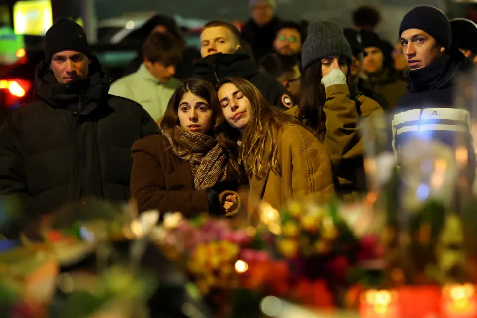 Thảm kịch hỏa hoạn tại Thụy Sĩ khiến 155 người thương vong, Cha mẹ tuyệt vọng tìm con - Ảnh 3. Thảm kịch hỏa hoạn tại Thụy Sĩ khiến 155 người thương vong, Cha mẹ tuyệt vọng tìm con - Ảnh 3.