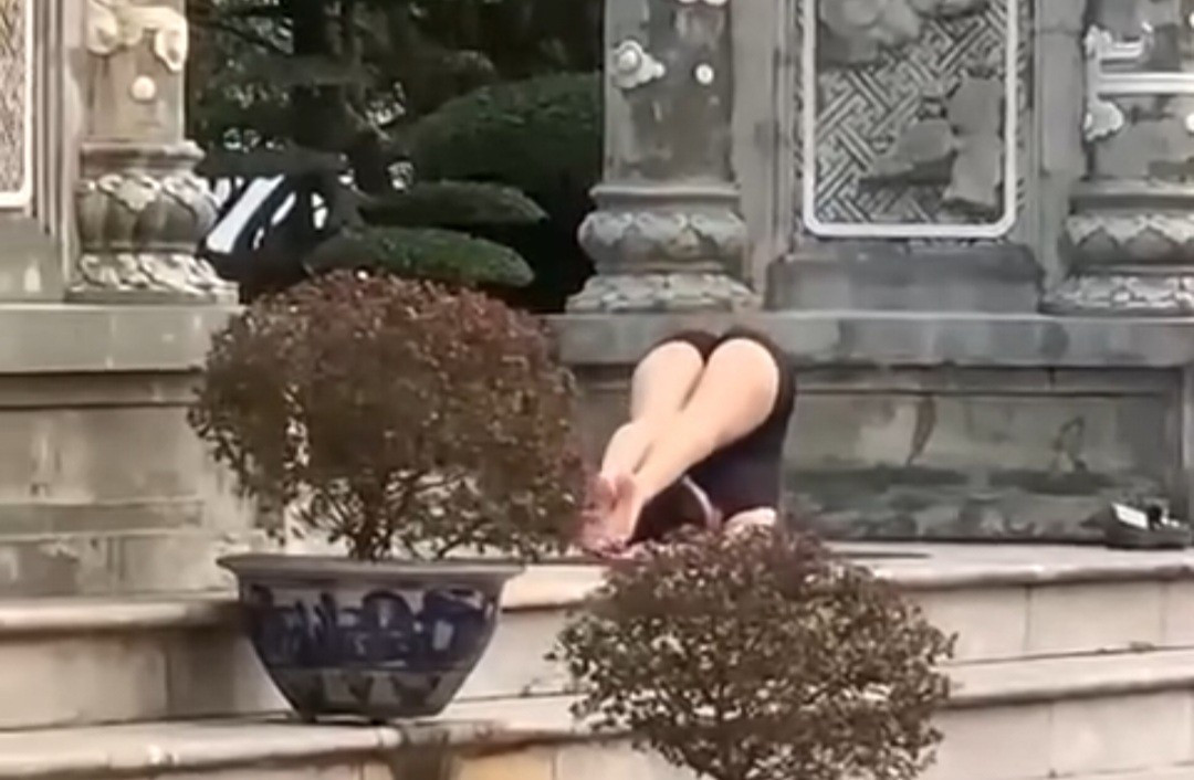 C&ocirc; g&aacute;i tập Yoga hở hang g&acirc;y phẫn nộ tại ch&ugrave;a Linh Ứng Đ&agrave; Nẵng - Ảnh 2.