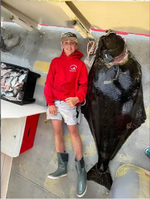 Cậu bé 13 tuổi oằn mình kéo "thủy quái" nặng hơn cả cơ thể giữa biển khơi, khoảnh khắc ai cũng nín thở - Ảnh 2.