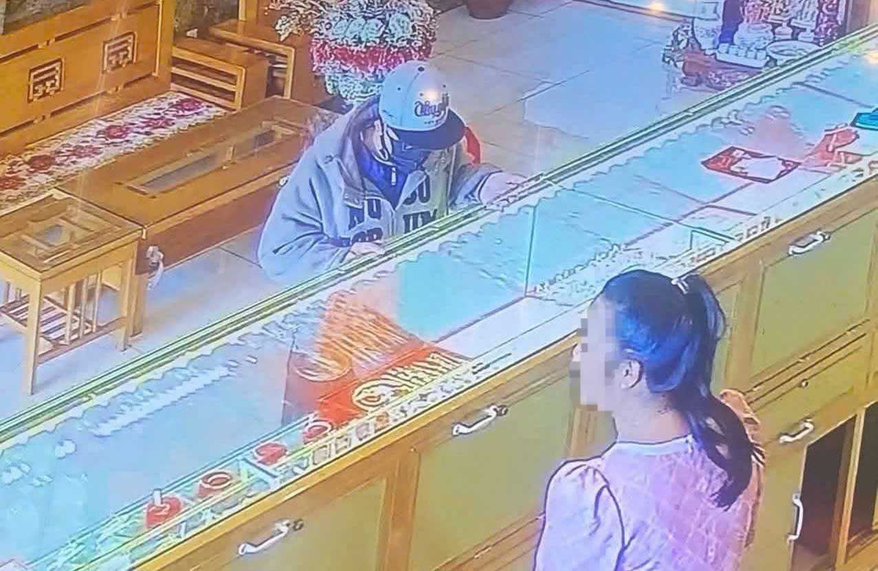 Chủ tiệm v&agrave;ng kể lại Vụ cướp tại chợ Nh&acirc;n Cơ g&acirc;y chấn động dư luận - Ảnh 1.