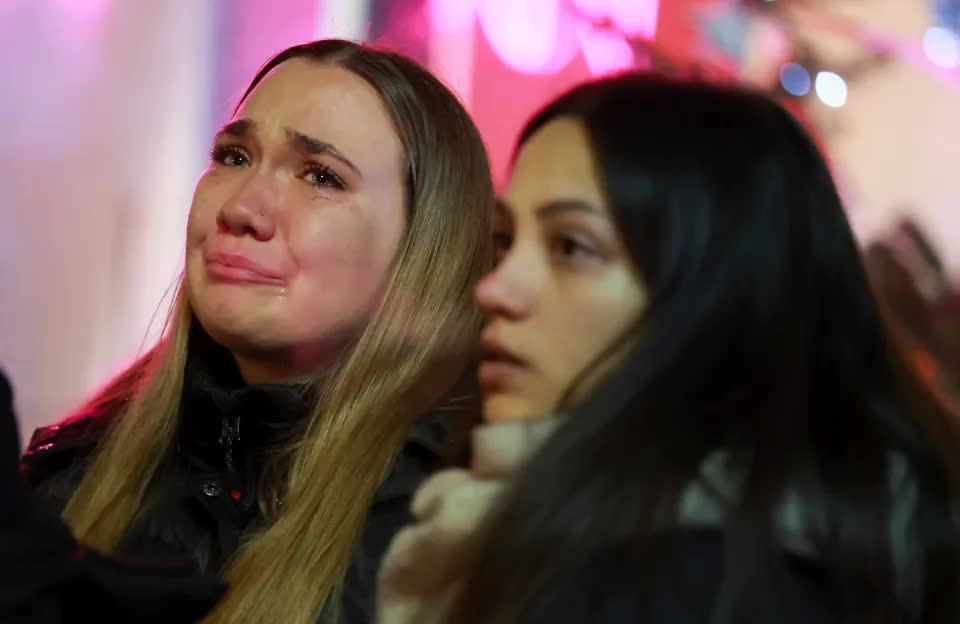 Thảm kịch hỏa hoạn tại Thụy Sĩ khiến 155 người thương vong, Cha mẹ tuyệt vọng tìm con - Ảnh 1. Thảm kịch hỏa hoạn tại Thụy Sĩ khiến 155 người thương vong, Cha mẹ tuyệt vọng tìm con - Ảnh 1.