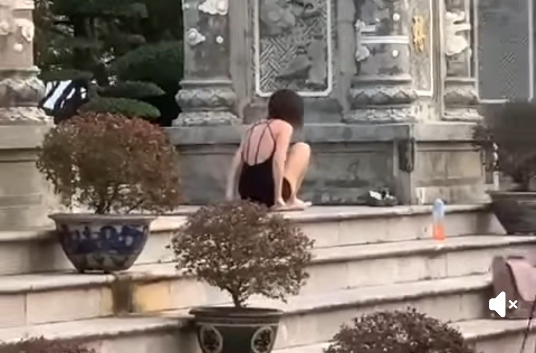 C&ocirc; g&aacute;i tập Yoga hở hang g&acirc;y phẫn nộ tại ch&ugrave;a Linh Ứng Đ&agrave; Nẵng - Ảnh 1.