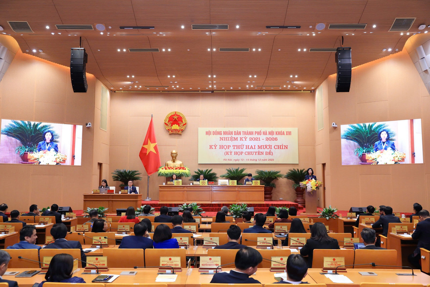 Xem x&eacute;t c&ocirc;ng t&aacute;c c&aacute;n bộ H&agrave; Nội tại kỳ họp thứ 30 HĐND th&agrave;nh phố - Ảnh 2.