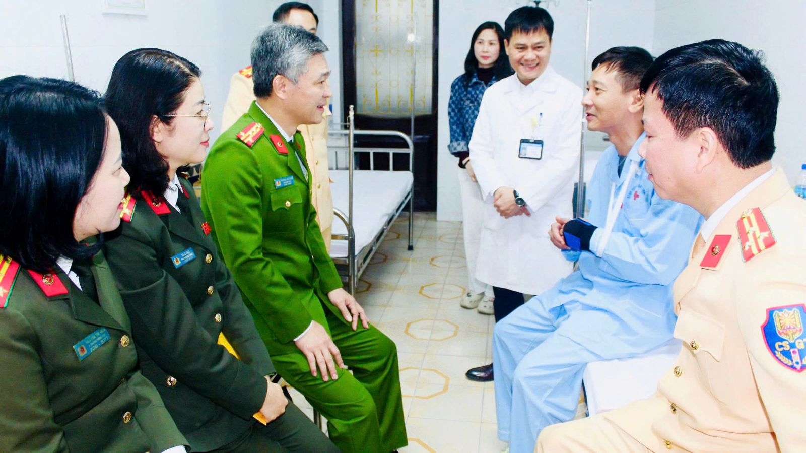 Người đàn ông đi xe máy tông đại úy CSGT bị thương tại thanh hóa - Ảnh 1. Người đàn ông đi xe máy tông đại úy CSGT bị thương tại thanh hóa - Ảnh 1.