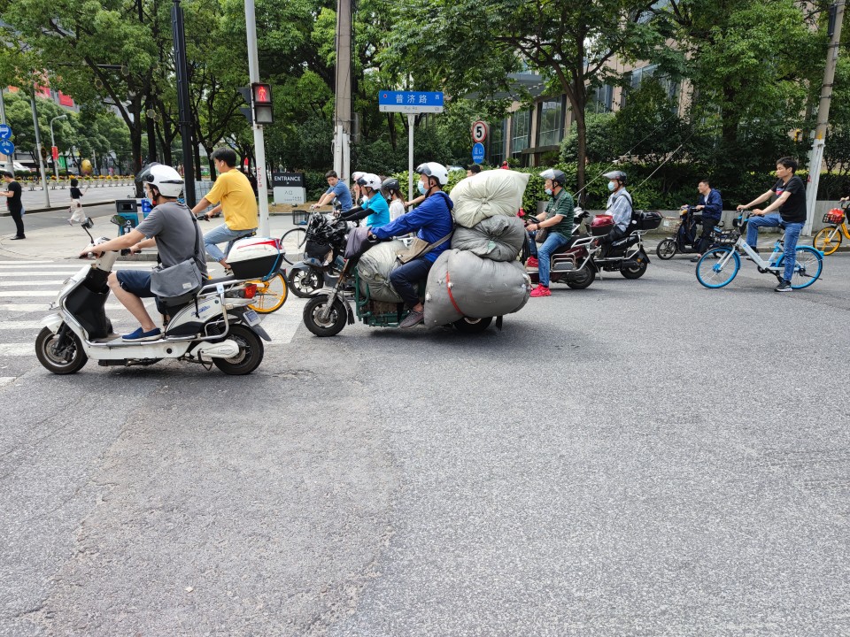 Khách Việt giật mình với cảnh tượng trên đường phố Trung Quốc, nhận xét: "Sao có thể như vậy?" - Ảnh 3.