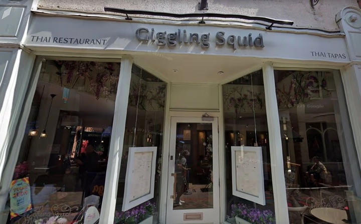 Hoảng loạn khi phát hiện camera quay lén ở bồn cầu nhà hàng nổi tiếng - Ảnh 2.