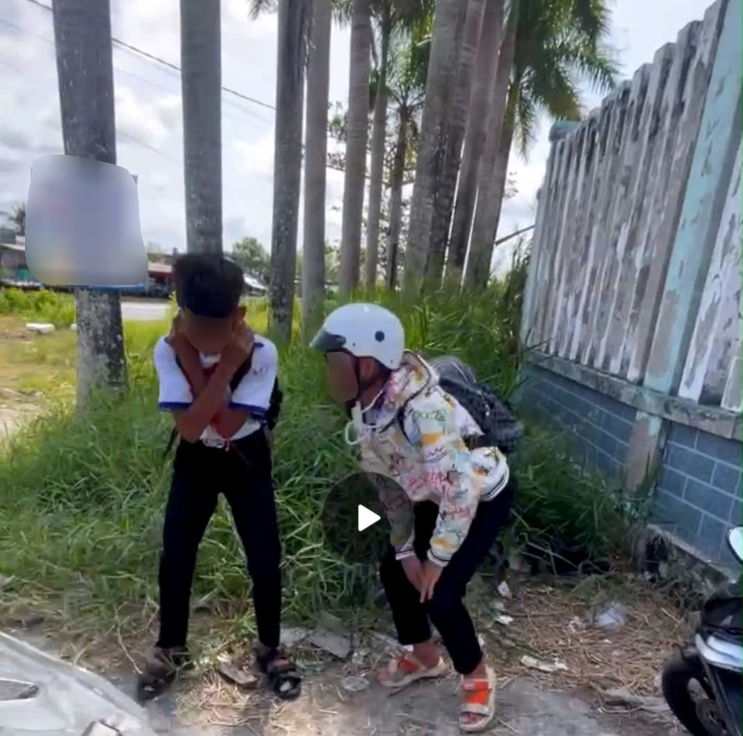 Clip giáo dục học sinh không đội mũ bảo hiểm ở Cà Mau gây bão mạng xã hội - Ảnh 1.