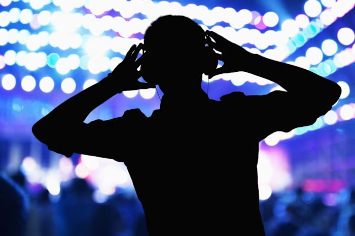 Ngày tàn của ca sĩ: 60.000 bài hát AI mới mỗi ngày được tải lên trên một nền tảng, 97% người nghe không phân biệt được thật giả - Ảnh 3.