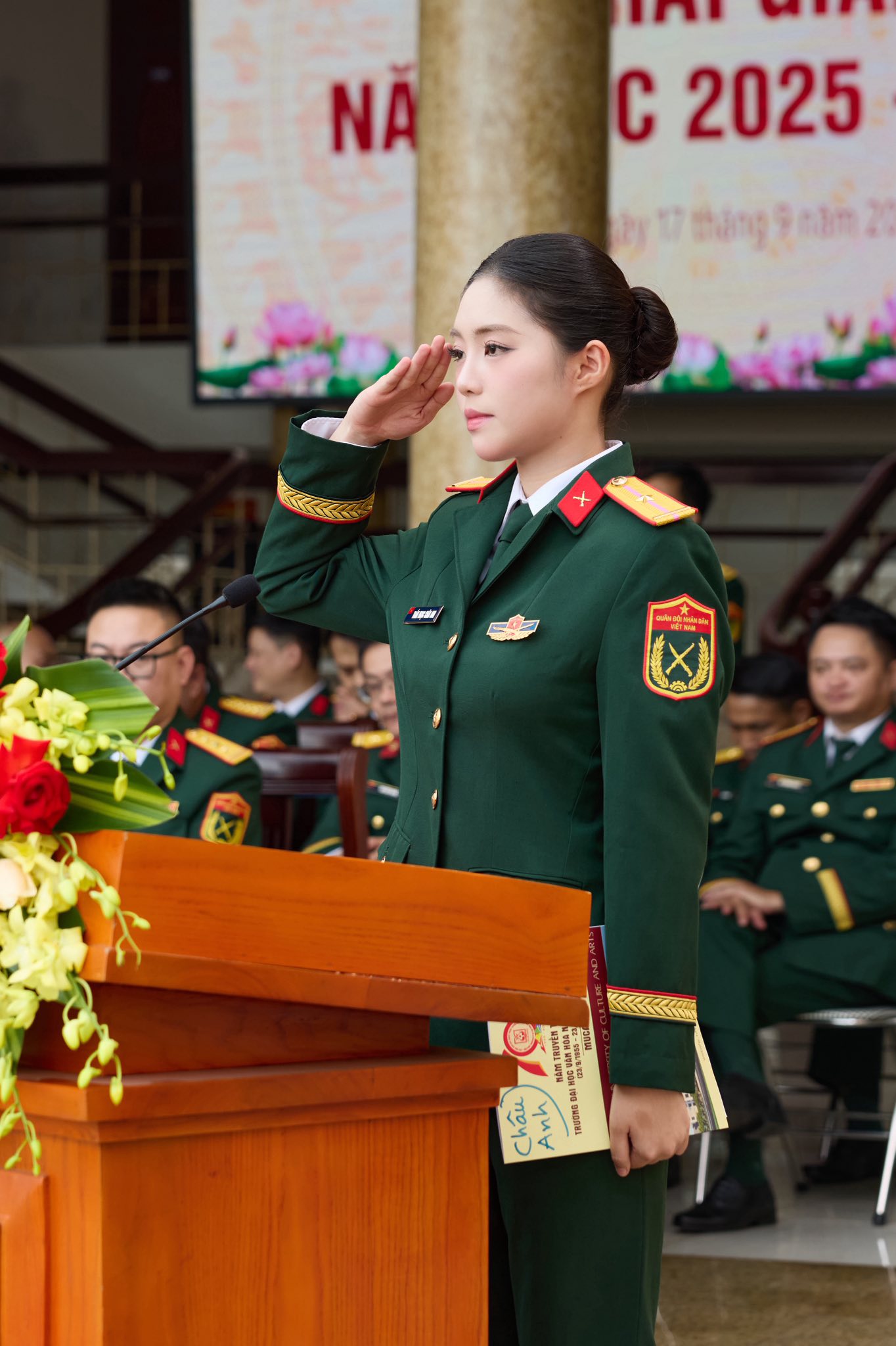 Ánh mắt của Đình Bắc viral, Á hậu Châu Anh vội livestream đính chính- Ảnh 9. Ánh mắt của Đình Bắc viral, Á hậu Châu Anh vội livestream đính chính- Ảnh 9.