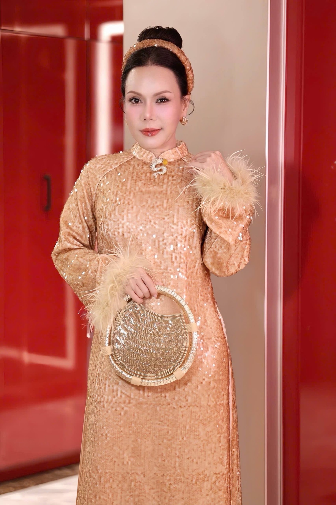 Việt Hương nộp đơn tố cáo- Ảnh 1. Việt Hương nộp đơn tố cáo- Ảnh 1.