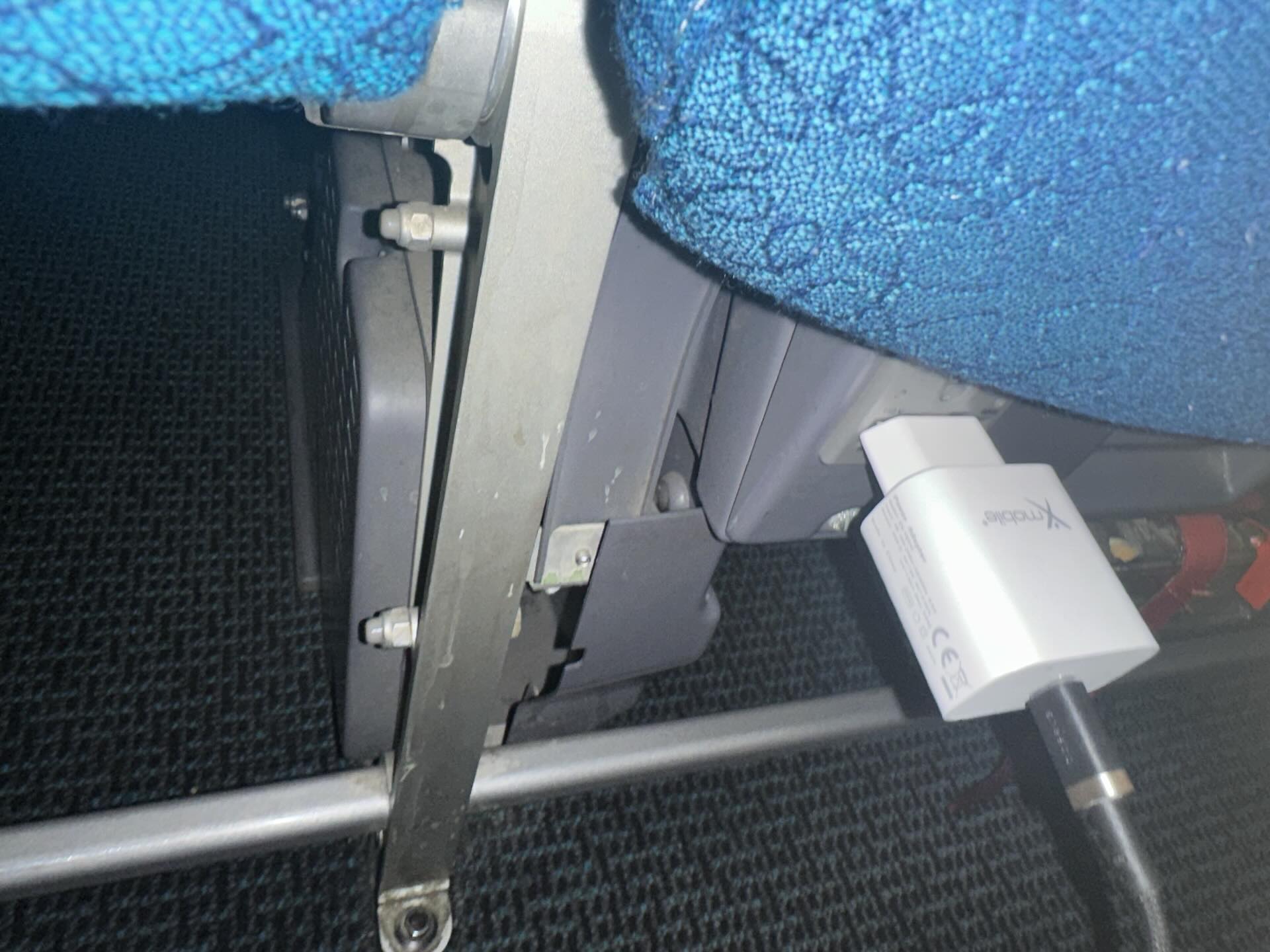 Đi Máy Bay Tết 2026 Cần Lưu Ý Về Cổng Sạc Máy Bay Để Đảm Bảo An Toàn - Ảnh 2.