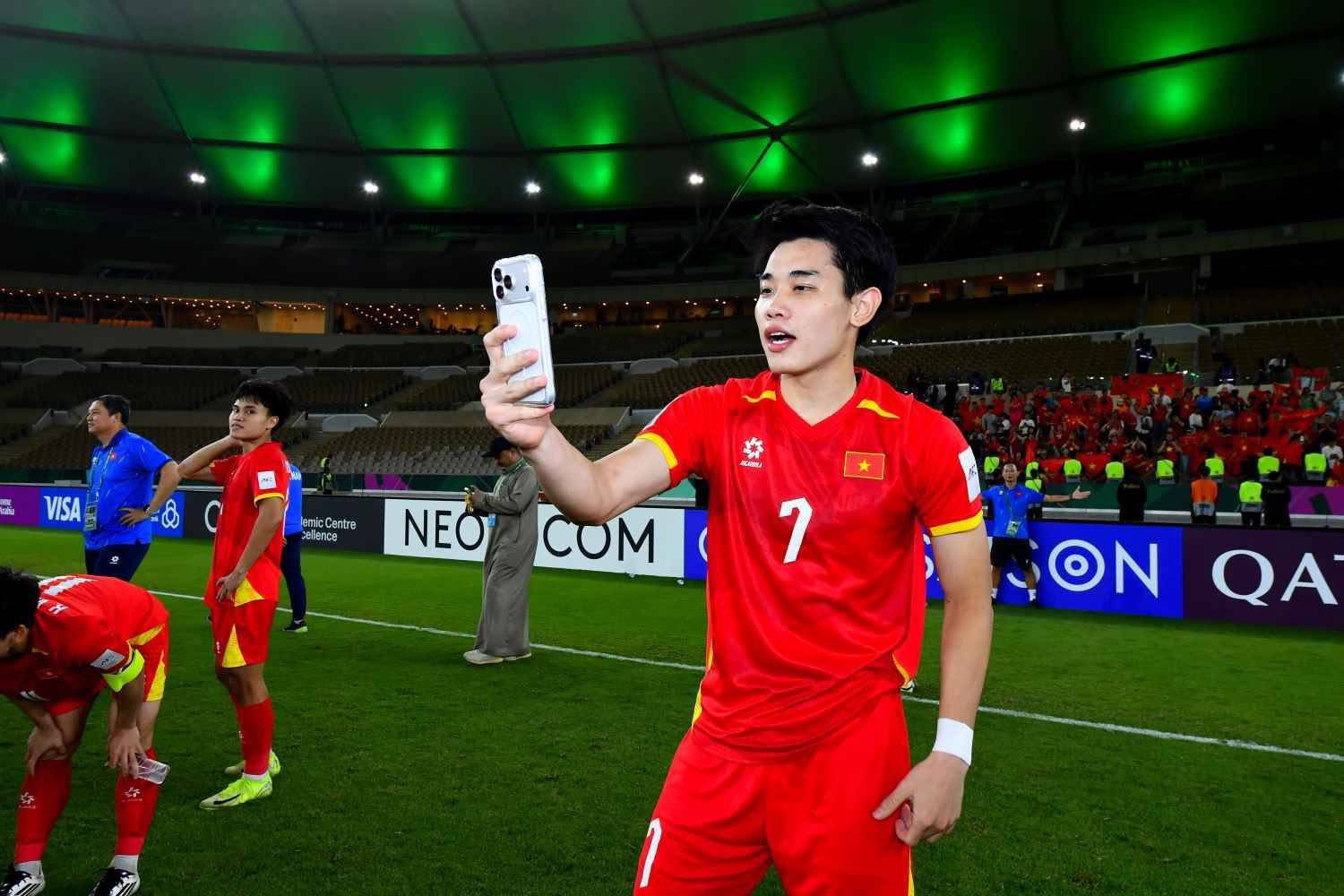 Ánh mắt của Đình Bắc viral, Á hậu Châu Anh vội livestream đính chính- Ảnh 7. Ánh mắt của Đình Bắc viral, Á hậu Châu Anh vội livestream đính chính- Ảnh 7.