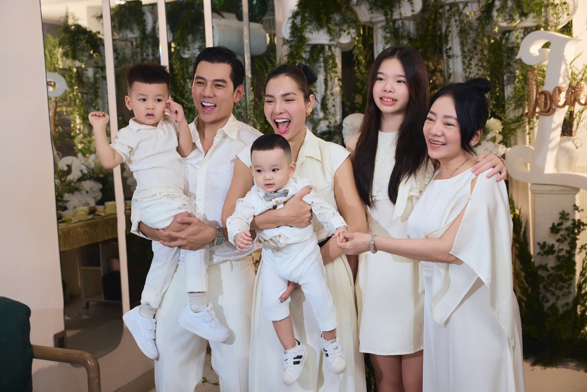 Sao Việt nhận 88 cây vàng sính lễ trong ngày cưới: Điều ẩn ý đằng sau vẫn chưa sốc bằng tiền lãi sau 4 năm- Ảnh 7. Sao Việt nhận 88 cây vàng sính lễ trong ngày cưới: Điều ẩn ý đằng sau vẫn chưa sốc bằng tiền lãi sau 4 năm- Ảnh 7.