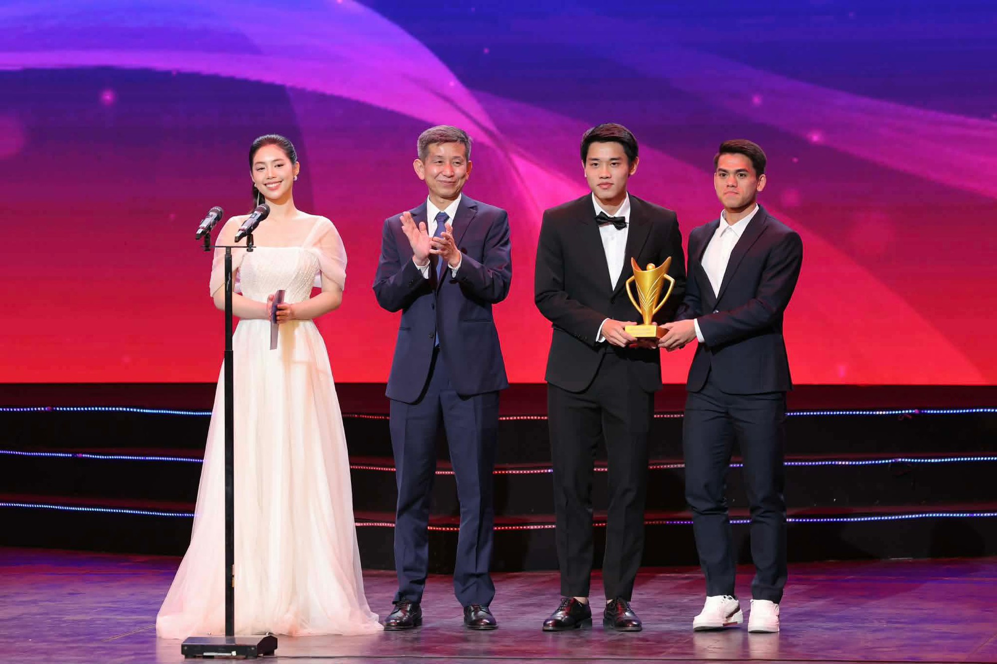 Ánh mắt của Đình Bắc viral, Á hậu Châu Anh vội livestream đính chính- Ảnh 10. Ánh mắt của Đình Bắc viral, Á hậu Châu Anh vội livestream đính chính- Ảnh 10.